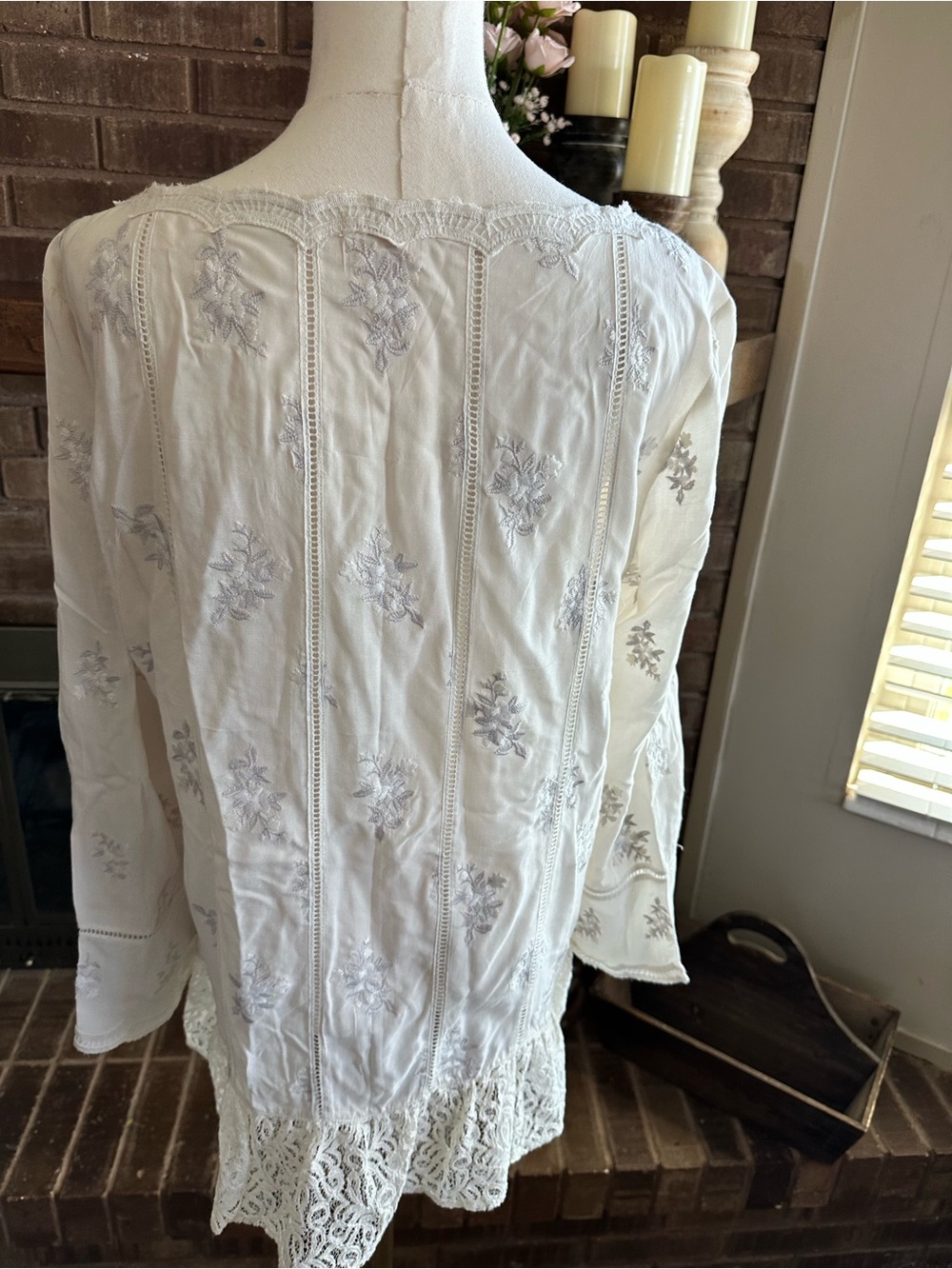 Sundance White Floral Embroidered Lace Hem Peasant Blouse Top Size PM Petite Med - Picture 3 of 4